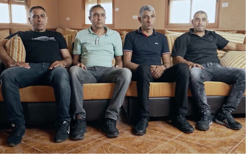 來自拉哈特的四位表兄弟，包括伊斯梅爾．伊斯梅爾．阿爾奎裡納維（Ismail Ismail Alqrinawi，右二），講述了他們如何在2023 年10 月7 日從哈馬斯恐怖份子手中救出數十人。（照片來源：截圖自Have You Seen the Horizon Lately）